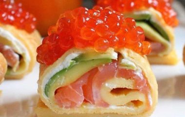 Форель с картофельными блинами и красной икрой