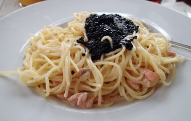 Спагетти с икрой осетра и лимонным соусом