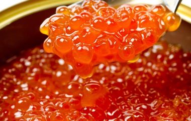 Салат с красной икрой Lemberg Kaviar и авокадо
