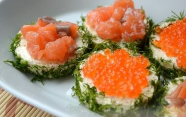 Мини-бургеры с лососем и икрой