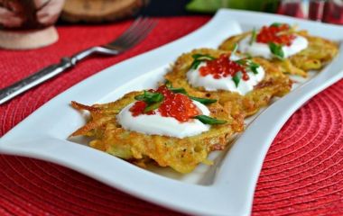Картофельные лепешки с икрой лосося и сметаной