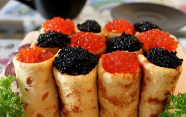 Блинчики с черной икрой и сливочным сыром