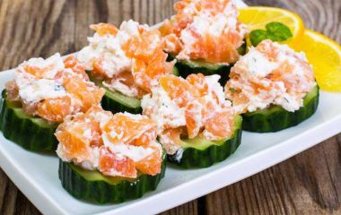 Мини-канапе с икрой лосося и огурцом