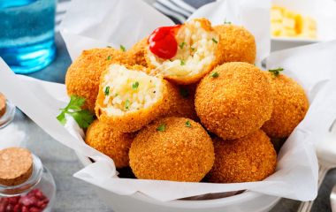 Рисові кульки з ікрою щуки