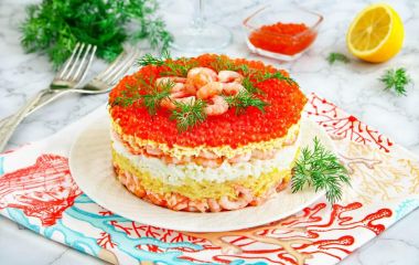 Салат з лососевою ікрою та креветками