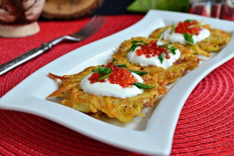 Картофельные лепешки с икрой лосося и сметаной