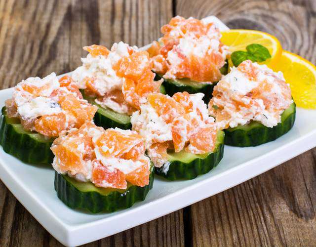Мини-канапе с икрой лосося и огурцом