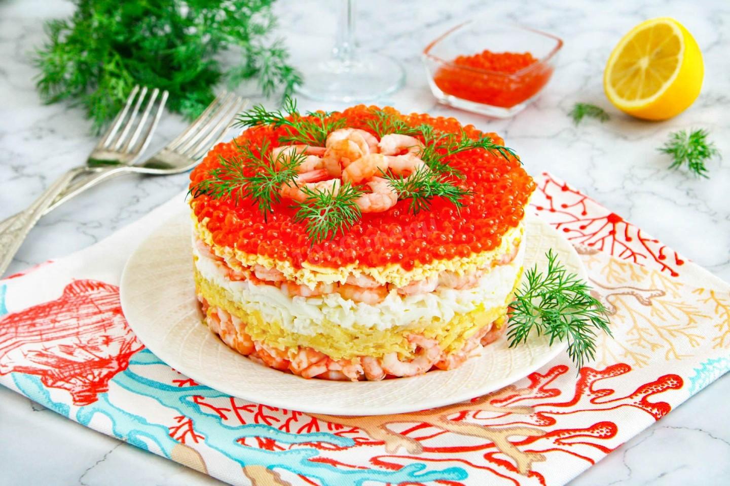 Салат з лососевою ікрою та креветками